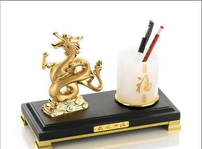 龍騰商海 華爾街龍、水晶龍與金屬龍年擺件，商務禮贈的藝術與意蘊