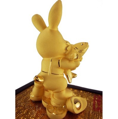 戴迪斯丹絨沙金工藝禮品擺件 年年有余元寶兔的鑒賞與價值探析